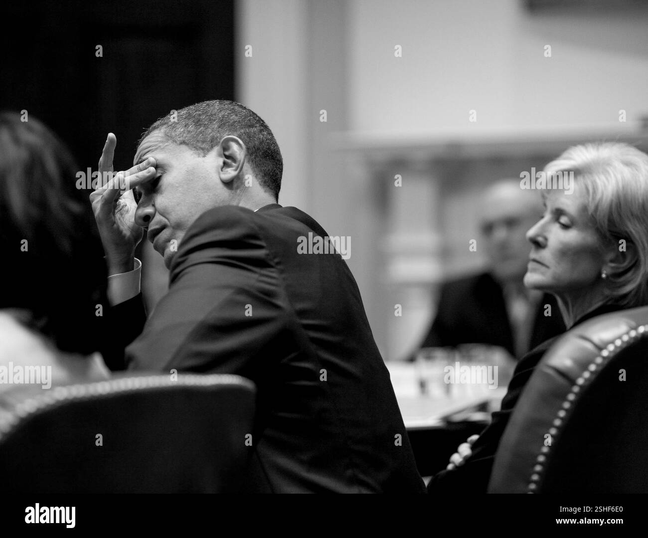 Il presidente Barack Obama ascolta i commenti durante la riunione con le parti interessate del settore sanitario in sala Roosevelt alla Casa Bianca il 11 maggio 2009. A destra è il dipartimento della Sanità e dei Servizi Umani Segretario Kathleen Sebelius. Gazzetta White House Photo by Pete Souza. Questo ufficiale della Casa Bianca fotografia si è reso disponibile per la pubblicazione da parte di organizzazioni di notizie e/o per uso personale la stampa dal soggetto(s) della fotografia. La fotografia non possono essere manipolati o utilizzati in materiali, pubblicità, prodotti o promozioni che in qualsiasi modo suggeriscono l'omologazione o approvazione del presidente, il Foto Stock