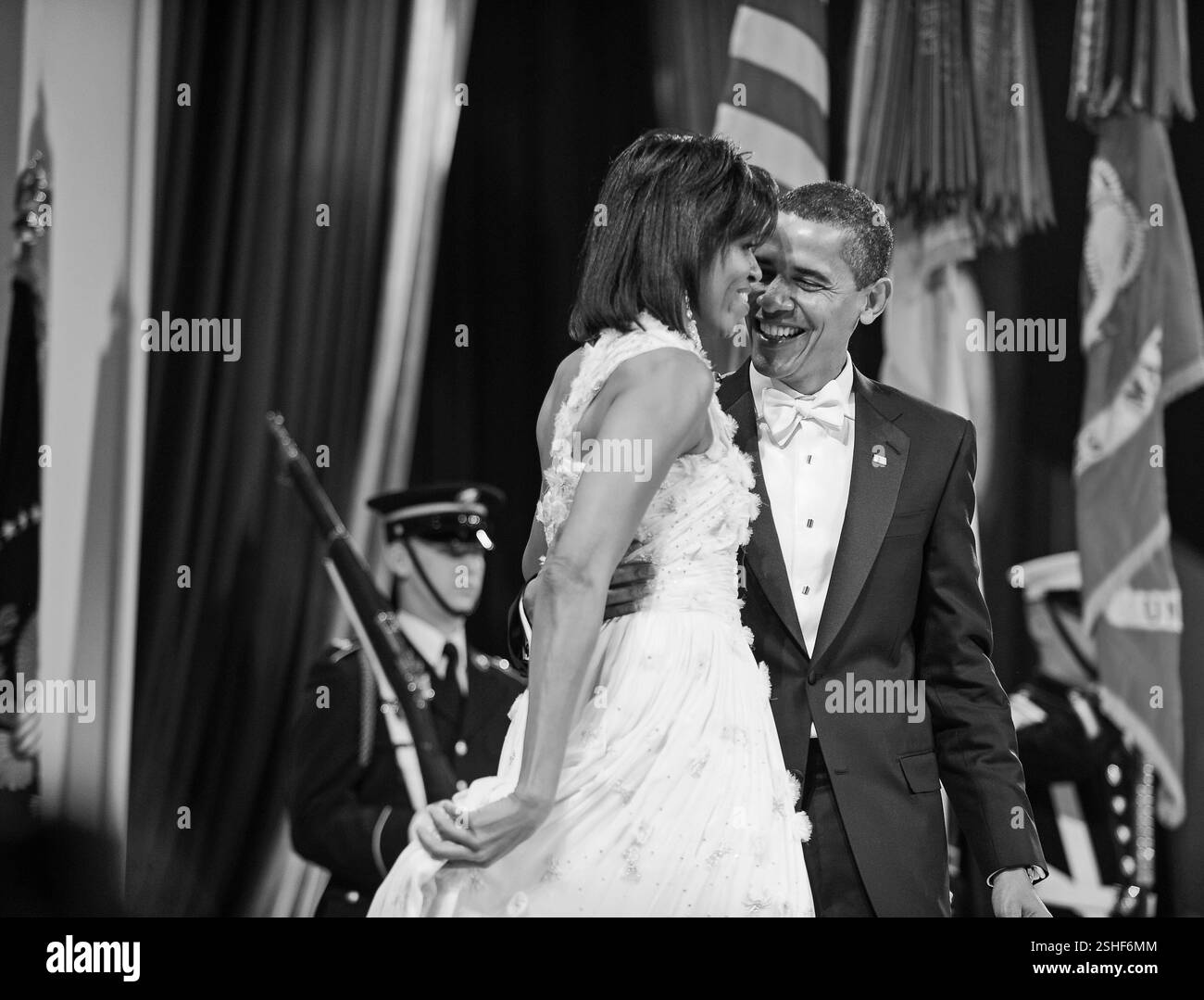 Il presidente Barack Obama e la first lady Michelle Obama terminare la loro danza al Mid-Atlantic palla nel centro cittadino di Washington D.C., Gennaio 20, 2009.DoD foto di Tech. Sgt. Suzanne giorno, U.S. Air Force Foto Stock