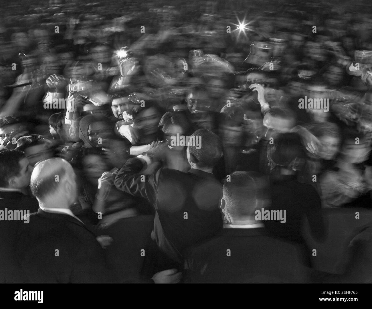 Il presidente Barack Obama e la First Lady Michelle Obama salutare sostenitori nelle prime ore del mattino presso la sfera personale presso la c.c. Armeria, Washington, Gennaio 21, 2009. Gazzetta White House Photo by Pete Souza Foto Stock