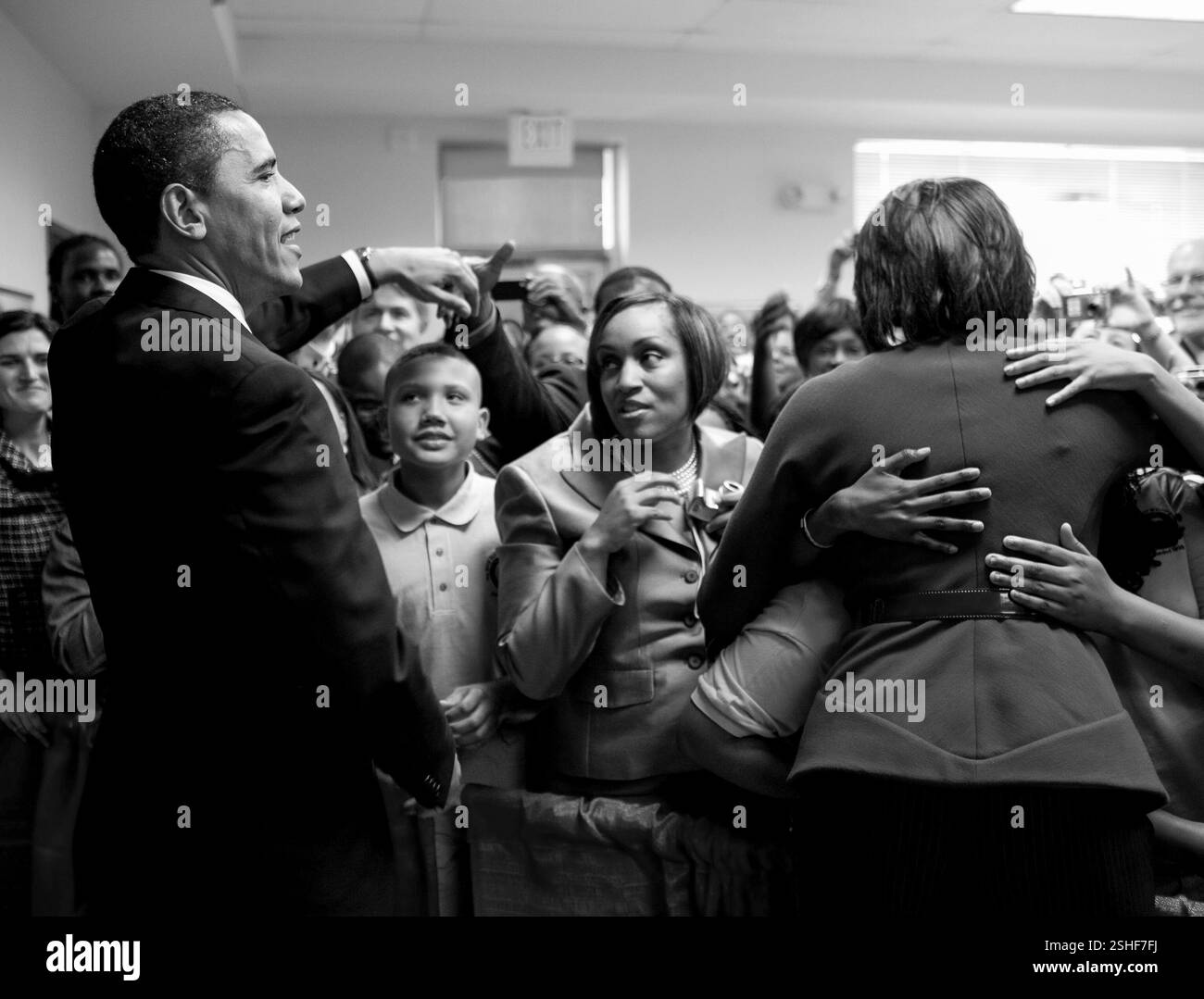 Il presidente Barack Obama e la First Lady Michelle Obama sono accolti dalla scuola i bambini presso la scuola di sementi in Washington DC dopo la firma del Kennedy atto di servizio per servizio nazionale 4/21/09. Gazzetta White House Photo by Pete Souza Foto Stock