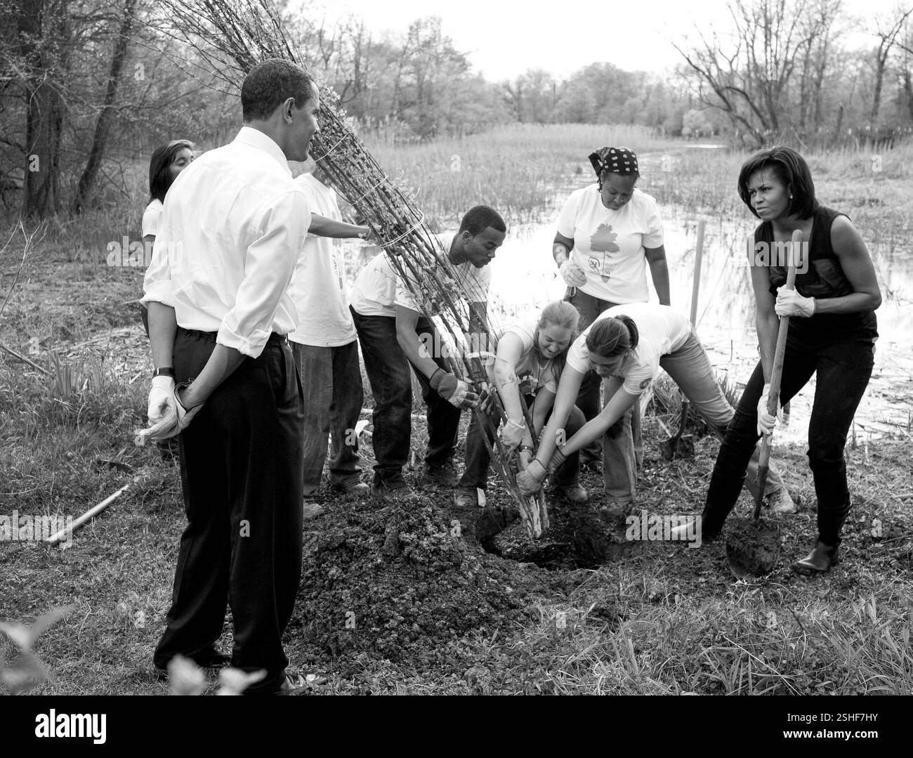 Il presidente Barack Obama e la First Lady Michelle Obama partecipare a piantare un albero a Kenilworth giardini acquatici a Washington 4/21/09 Official White House Photo by Pete Souza Foto Stock