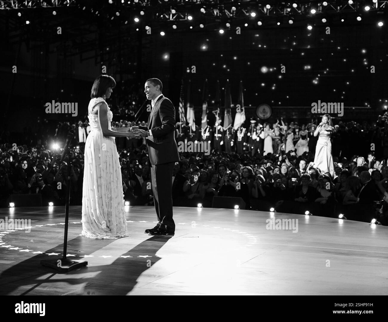 Il presidente Barack Obama e la First Lady Michelle Obama e sono serenate di Beyonce al loro primo ballo inaugurale presso il quartiere la sfera nel centro cittadino di Washington D.C., 20 gennaio, 2009. Foto Stock