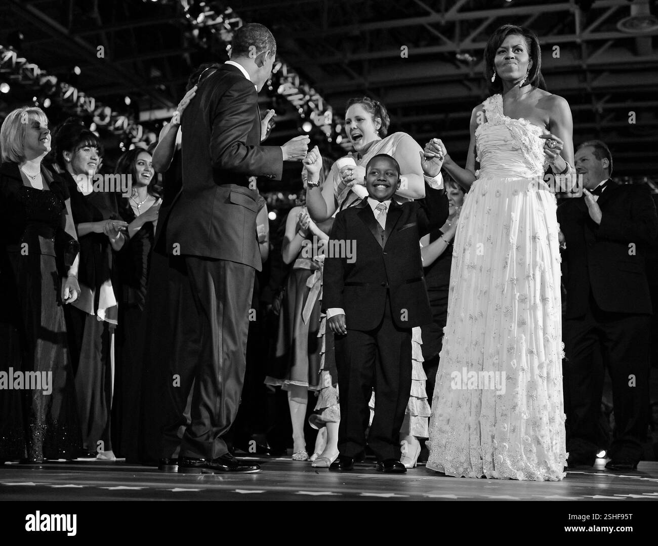 Il presidente Barack Obama e la first lady Michelle Obama dance con partecipanti alla sfera di quartiere nel centro cittadino di Washington D.C., 20 gennaio, 2009. DoD foto di Tech. Sgt. Suzanne giorno, U.S. Air Force Foto Stock