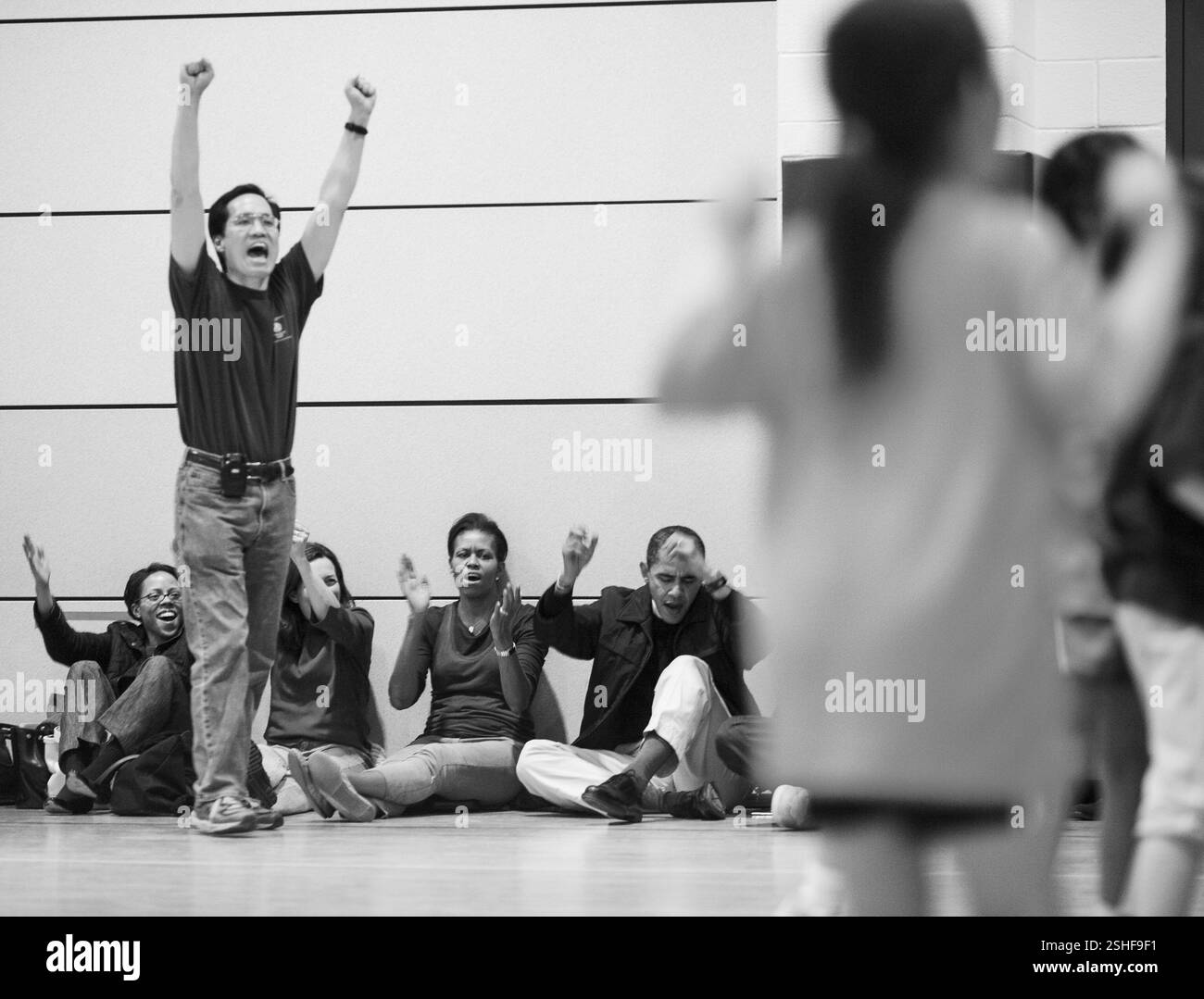 Il presidente Barack Obama e la First Lady Michelle Obama allegria durante la loro figlia Sasha Obama il gioco del basket. 2/21/09 Official White House Photo by Pete Souza Foto Stock