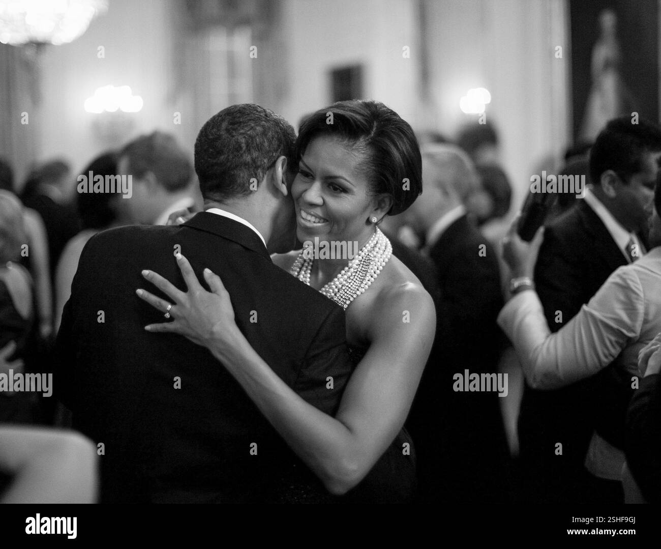 Il presidente Barack Obama e la First Lady Michelle Obama ballare mentre la banda messa a terra, il vento e il fuoco esegue presso i governatori palla in stato sala da pranzo della Casa Bianca 2/22/09. Gazzetta White House Photo by Pete Souza Foto Stock