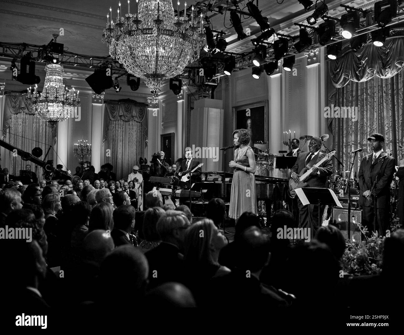 La First Lady Michelle Obama parla a un concerto alla Casa Bianca in onore di Stevie Wonder in Oriente Camera per 'PBS/Stevie Wonder in termini di prestazioni alla Casa Bianca." 2/25/09 Official White House Photo by Pete Souza Foto Stock