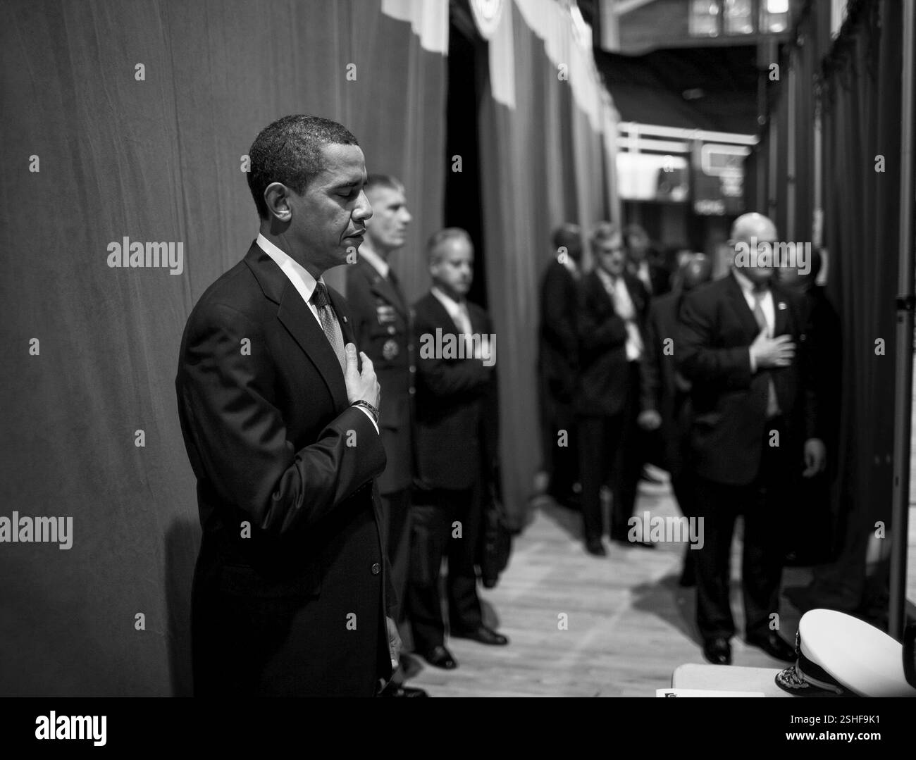 Prima di dare un discorso di politica sull'Iraq, il Presidente Barack Obama pone la sua mano sul suo cuore come inno nazionale è svolto dietro le quinte Field House, Camp Lejeune, North Carolina 2/27/09. Gazzetta White House Photo by Pete Souza Foto Stock