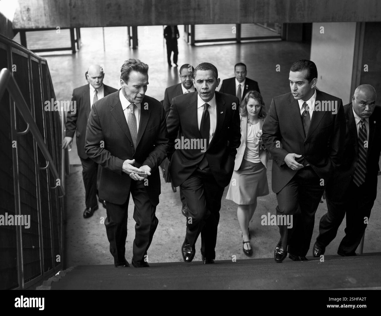 Il presidente Barack Obama parla con il governatore Arnold Schwarzenegger e L.A. Sindaco Antonio Ramon Villaraigosa prima di un evento a Miguel Contreras Learning Center di Los Angeles, California, 3/19/09. Gazzetta White House Photo by Pete Souza Foto Stock