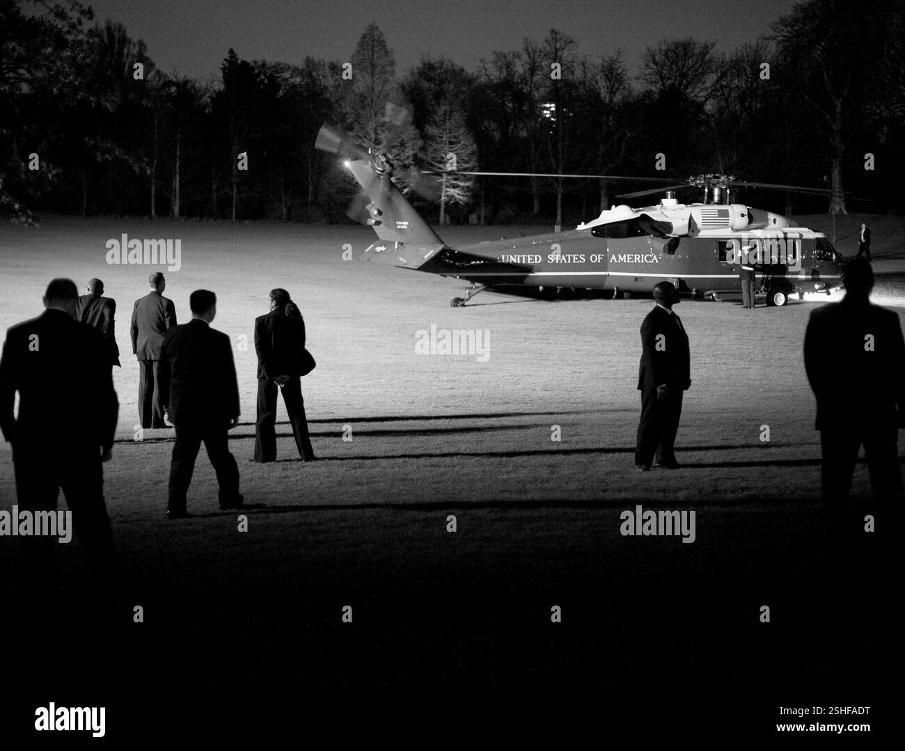 Quello marino, portando il Presidente Barack Obama e la First Lady Michelle Obama, terre, Marzo 31, 2009, a Winfield House di Londra, Inghilterra. Gazzetta White House Photo by Pete Souza Foto Stock