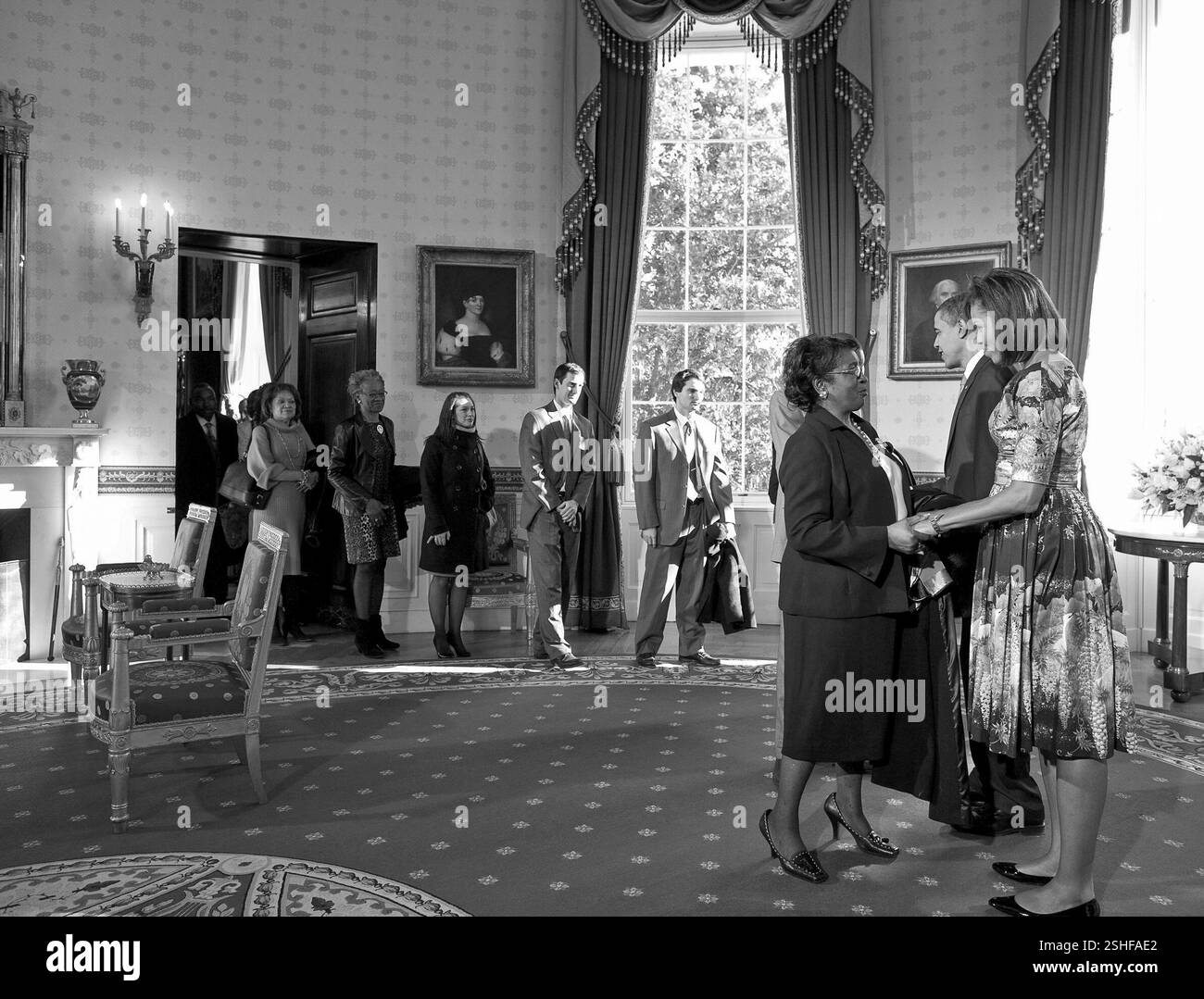 Il presidente Barack Obama e la First Lady Michelle Obama benvenuto ai visitatori per la Casa Bianca nella camera blu. 1/21/09. Gazzetta White House Photo by Pete Souza Foto Stock
