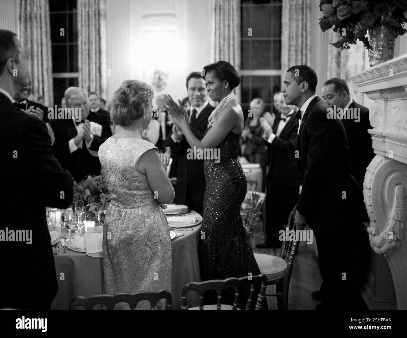 Il presidente Barack Obama tira fuori la sedia per la First Lady Michelle Obama alla sfera dei governatori dello Stato Sala da Pranzo 2/22/09 Official White House Photo by Pete Souza Foto Stock