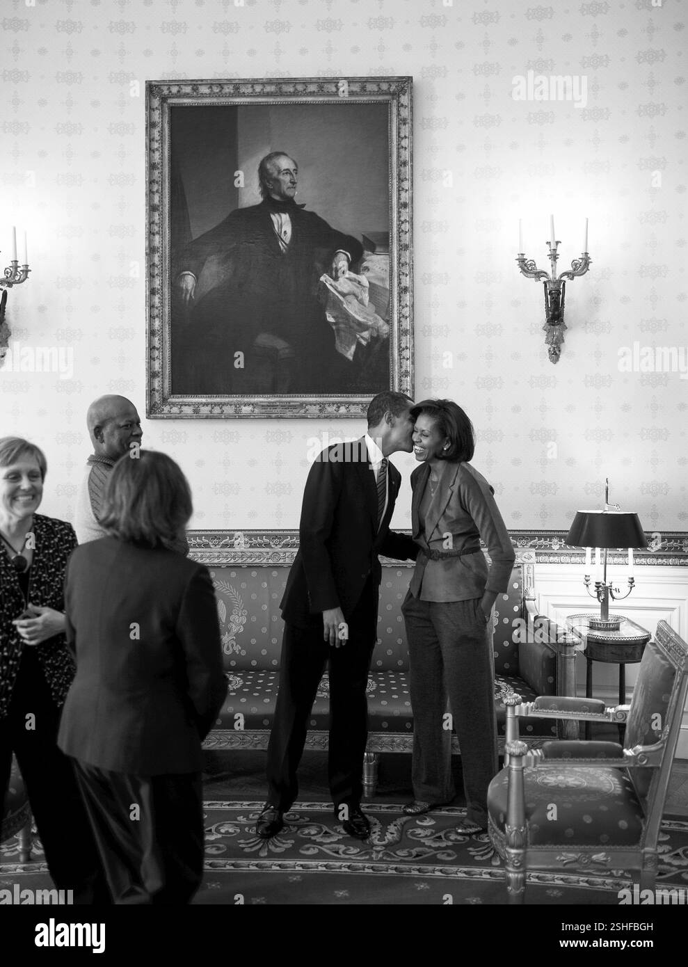 Il presidente Barack Obama bacia la First Lady Michelle Obama nella camera blu prima della riunione con la Congressional Black Caucus nello stato in sala da pranzo della Casa Bianca 2/26/09. Gazzetta White House Photo by Pete Souza Foto Stock