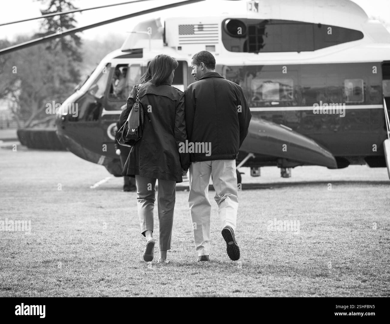 Il presidente Barack Obama e la First Lady Michelle Obama a piedi a Marina Uno sul South Lawn prima di dirigervi a Camp David 3/7/09. Gazzetta White House Photo by Pete Souza Foto Stock