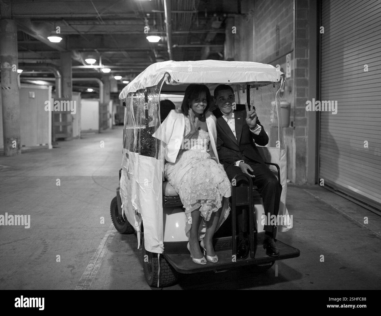 Il presidente Barack Obama e la First Lady Michelle Obama ride in un carrello da golf una palla inaugurale 1/20/09 Official White House Photo by Pete Souza Foto Stock