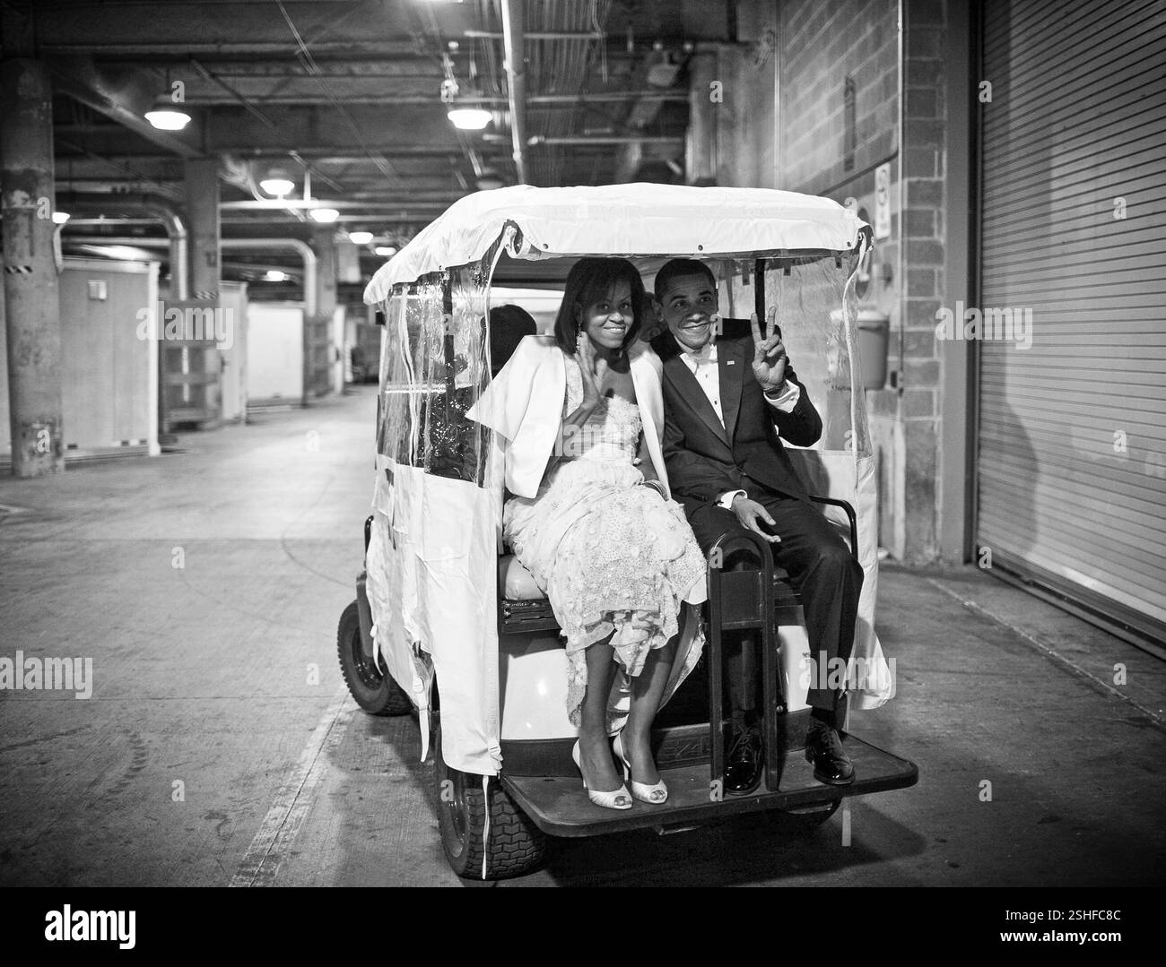 Il presidente Barack Obama e la First Lady Michelle Obama ride in un carrello da golf in una sfera inaugurale 1/20/09. Gazzetta White House Photo by Pete Souza Foto Stock