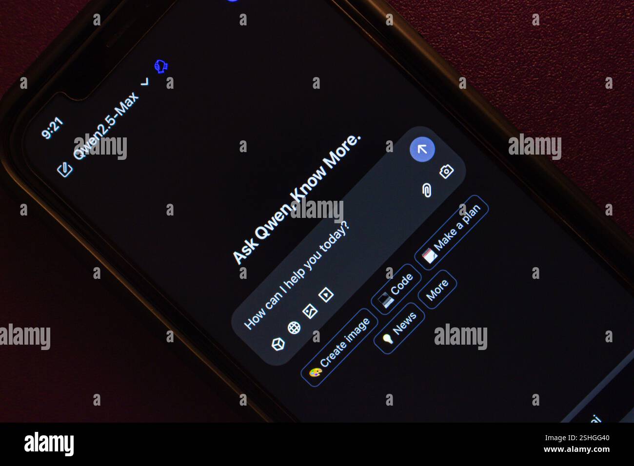 Città del Messico, MESSICO - 2 febbraio 2025 : la pagina superiore della piattaforma di chat Qwen viene visualizzata su un iPhone, con Qwen2.5-Max selezionato. Foto Stock