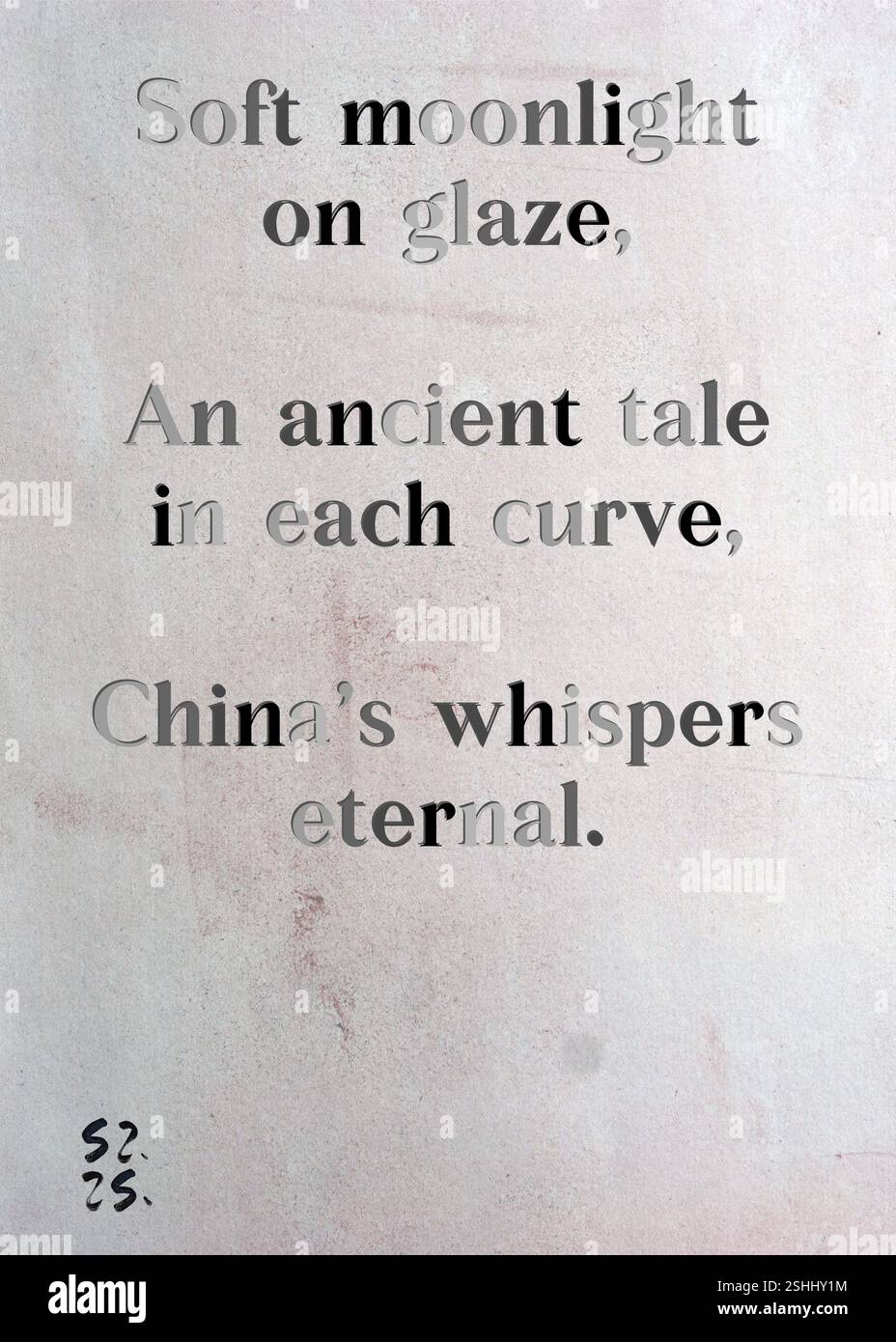 Luce soffusa sulla glassa, un'antica storia in ogni curva, i sussurri della Cina eterni. La Gilda degli scrittori d'argento di Helene Van Den Heuvel. Arte di Zsuzsa Szikra. Poetry Art Print, Triplumes è una forma poetica unica ispirata al tradizionale haiku, composta da tre righe che catturano momenti di chiarezza, emozione e approfondimento. Nella nostra collezione abbracciamo la libertà del linguaggio, dove la fusione delle parole e la rimozione dei trattini è più di una scelta stilistica: È un modo per trasmettere unità e vicinanza tra le idee, creando un'espressione fluida e compatta che risuona con i ritmi della vita moderna Foto Stock