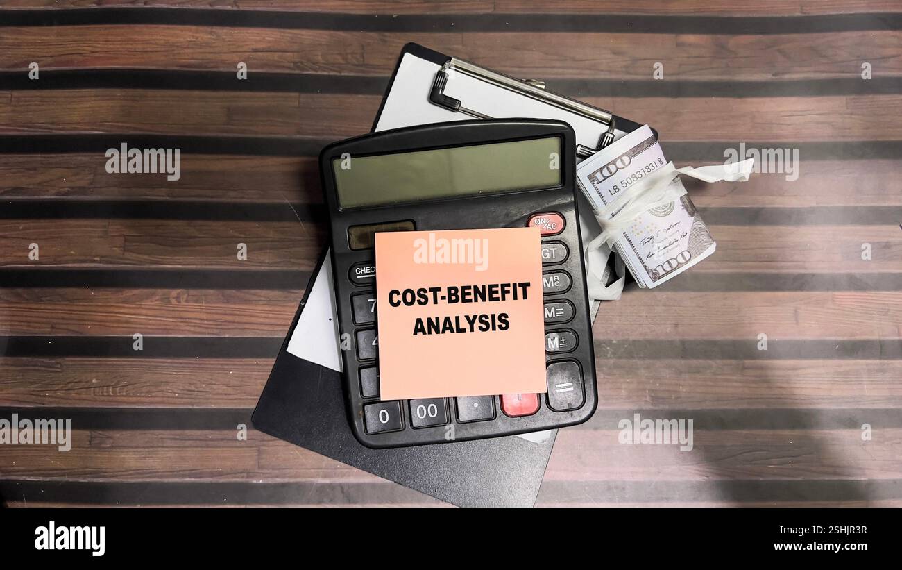 Concetto di analisi costi-benefici scrivere su appunti adesivi isolati su un tavolo in legno. Foto Stock