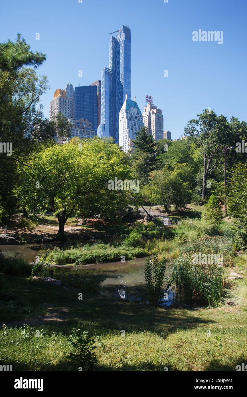 Il lago Pond a Central Park, One57, Trump parc e i grattacieli della 59th Street ovest, Midtown Manhattan, New York City Foto Stock