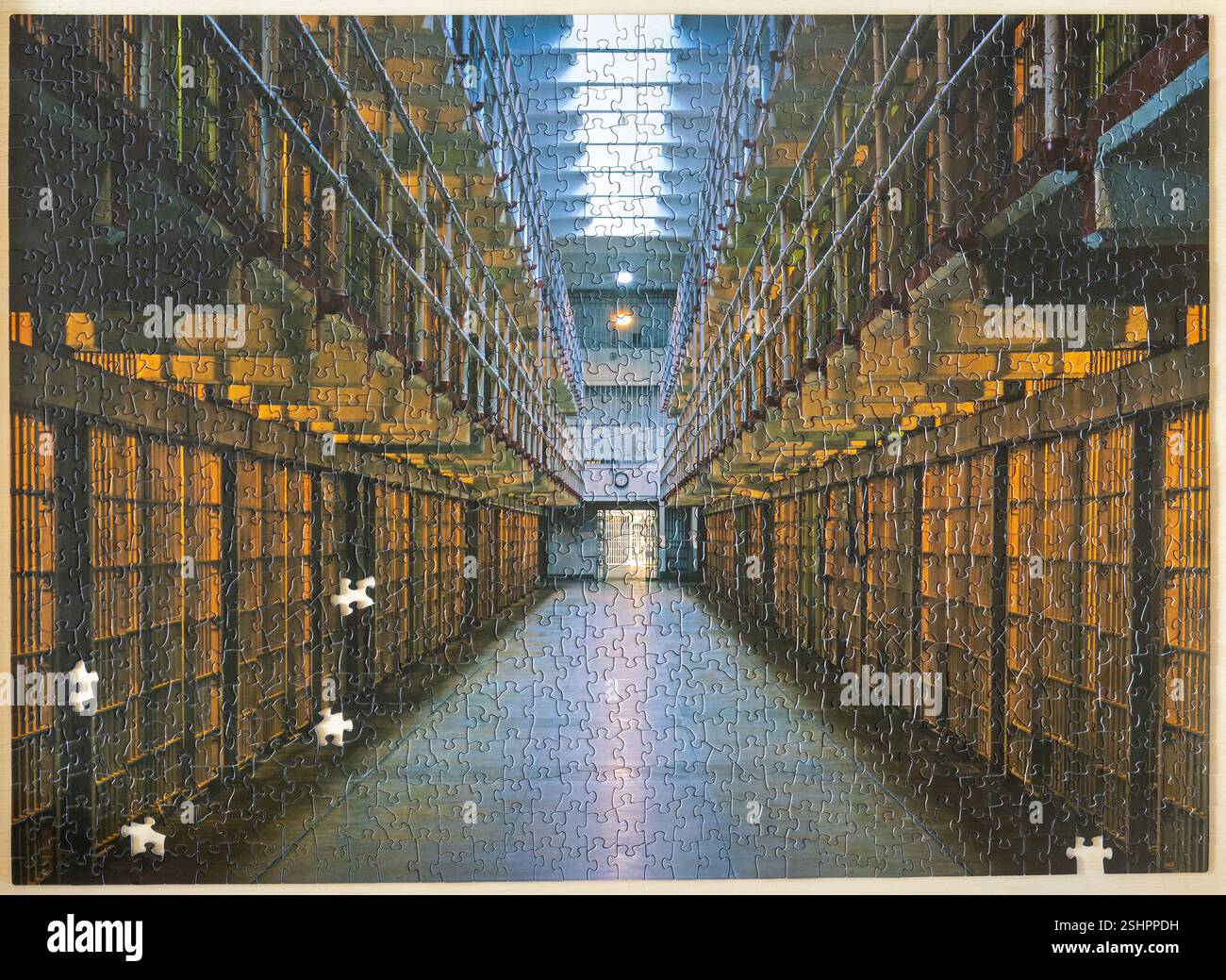 San Francisco, California - 10 febbraio 2024: Alcatraz Prison Corridor Jigsaw Puzzle. Foto Stock