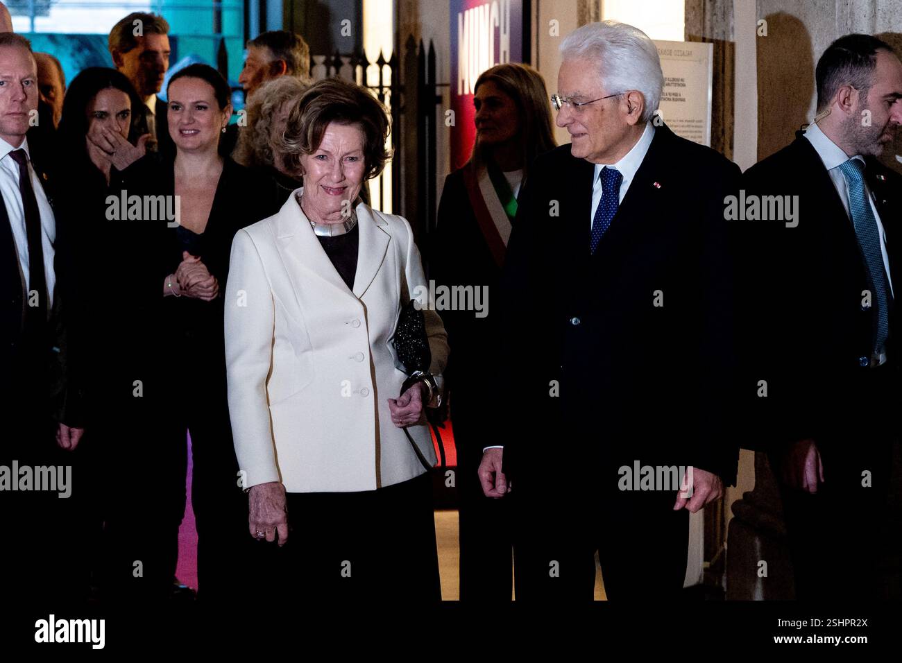 La regina Sonja di Norvegia e il presidente della Repubblica italiana Sergio Mattarella visitano una mostra Munch a Palazzo Bonaparte a Roma, Italia, il 10 febbraio Foto Stock