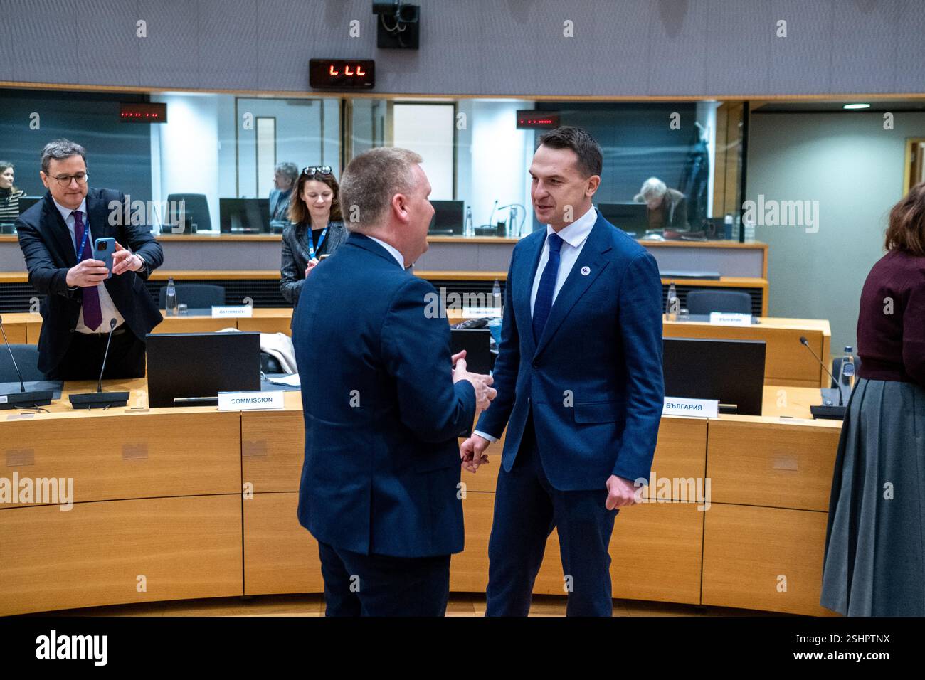 Commissario europeo per la democrazia e la giustizia, lo Stato di diritto e la tutela dei consumatori Michael MCGRATH e Adam SZLAPKA presso la General Affairs Co Foto Stock