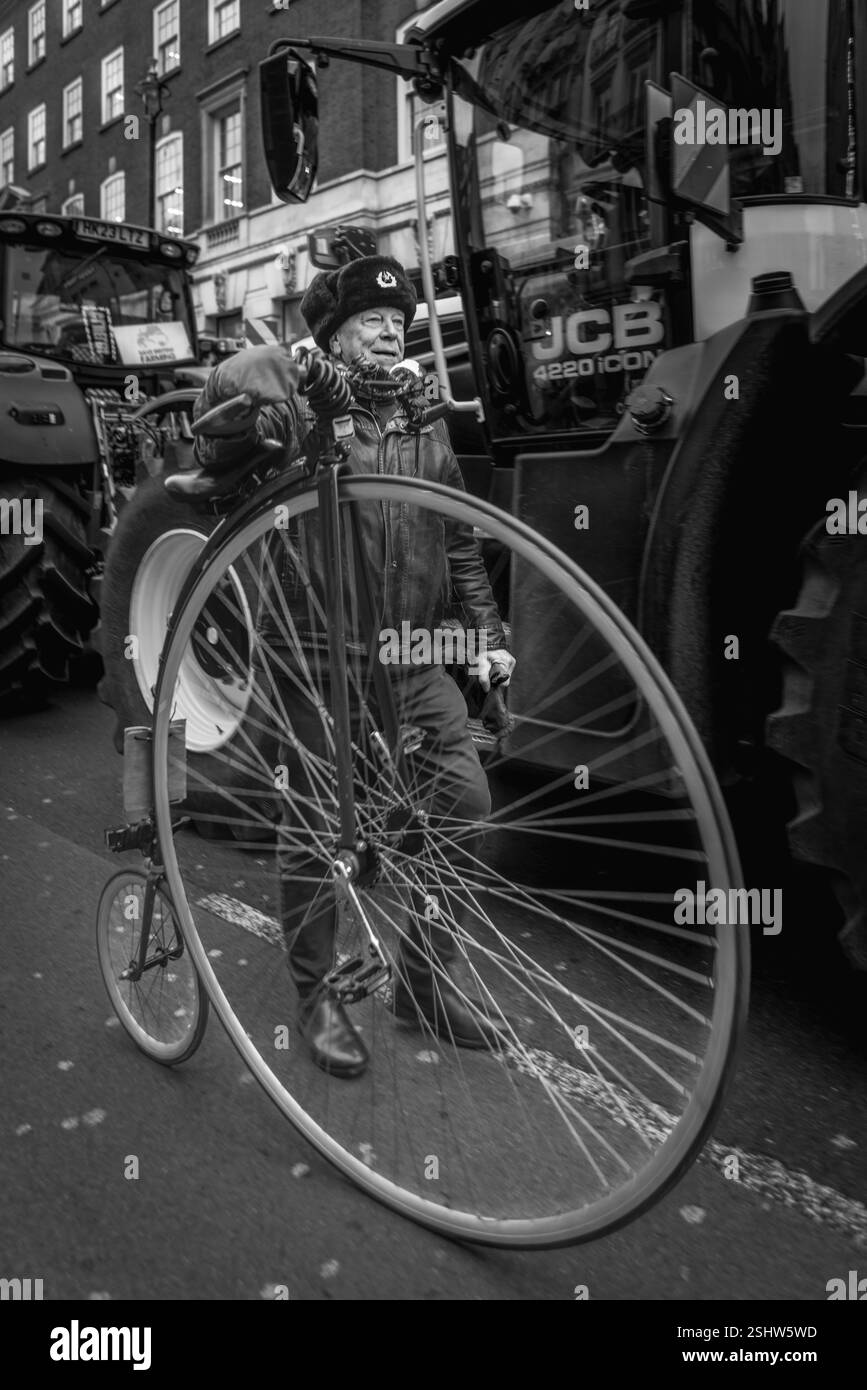 Un soldato proprietario alla protesta Farming Inheritance Tax di Londra. Foto Stock