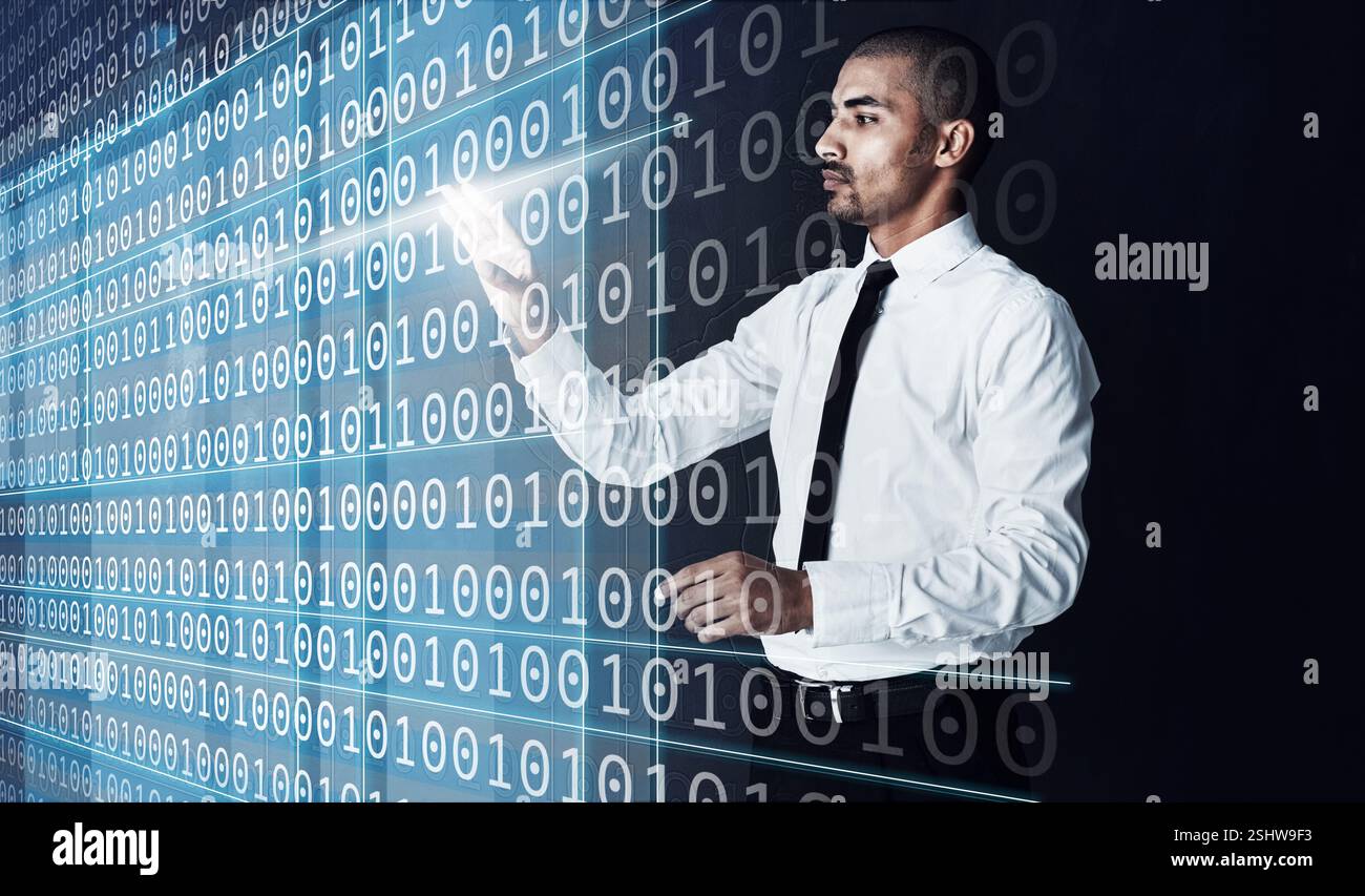 Uomo, tocco e ologramma in ufficio per la codifica, lo sviluppo di software o i numeri di notte. Lavorare fino a tardi, programmatore o tecnologia futura in agenzia oscura Foto Stock