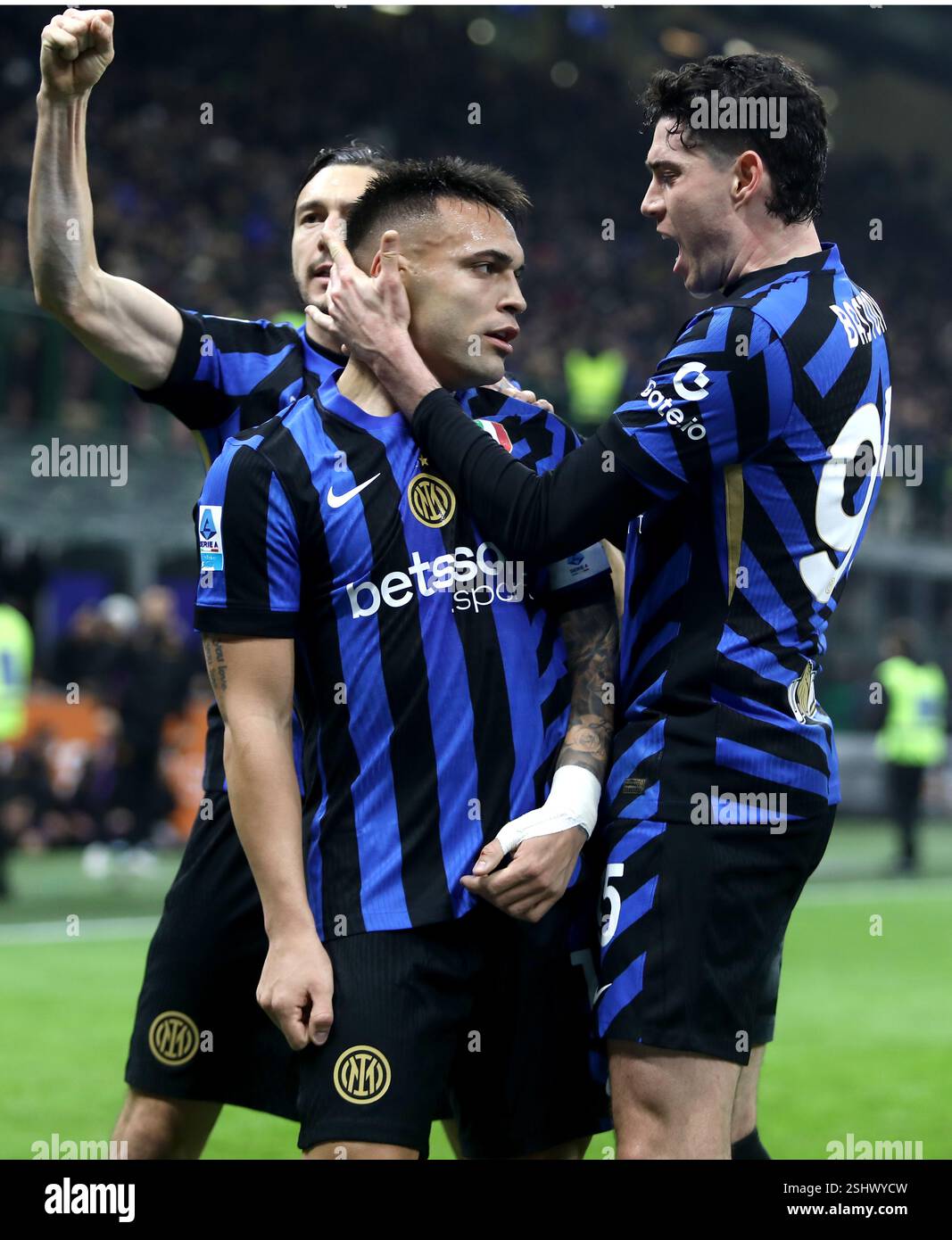 MILANO, ITALIA - 10 FEBBRAIO: Lautaro Martinez dell'FC Internazionale festeggia con i compagni di squadra Alessandro bastoni dopo che Marin Pongracic dell'ACF Fiorentina segna un autogol, durante la partita di serie A tra FC Internazionale e ACF Fiorentina allo Stadio Giuseppe Meazza il 10 febbraio 2025 a Milano, Italia. (Foto di MB Media) Foto Stock