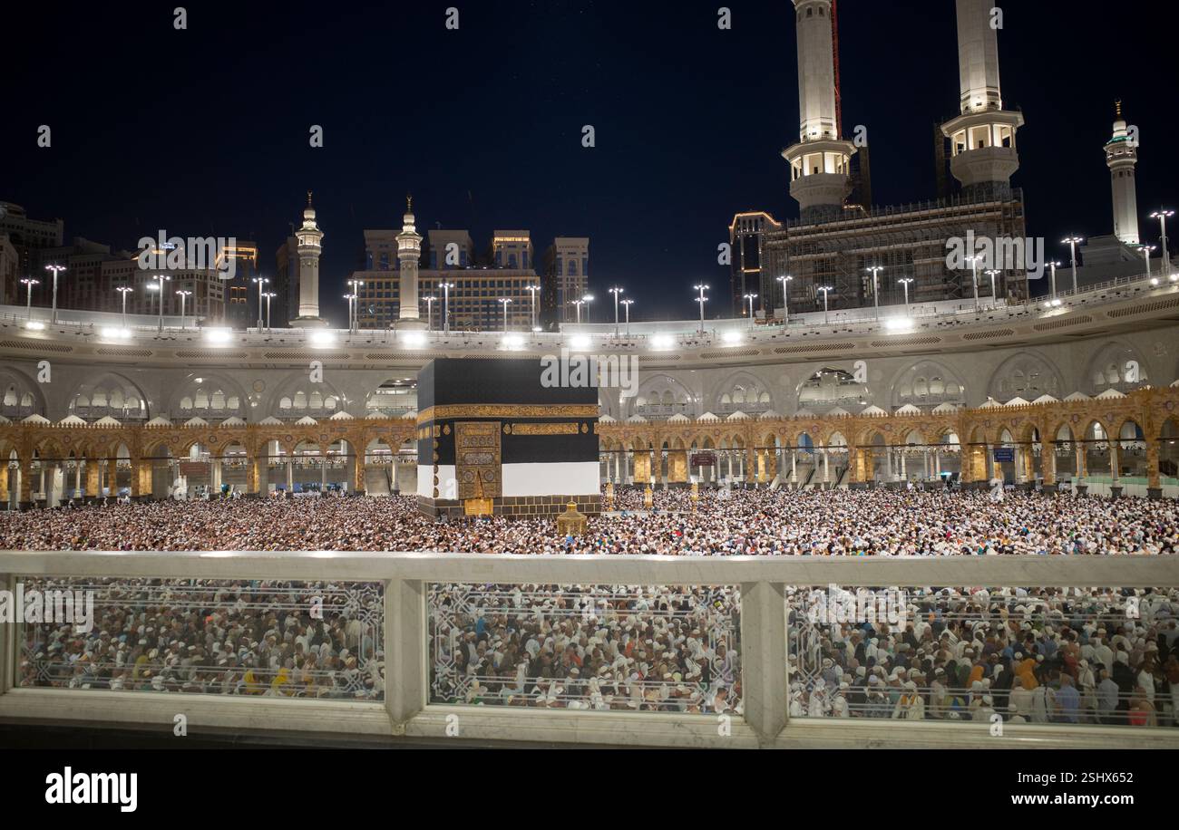 La Mecca, Arabia Saudita - 27 giugno 2024: La Kaaba, dove i pellegrini Hajj e Umrah eseguono il Thawaf, a la Mecca, Arabia Saudita. Foto Stock