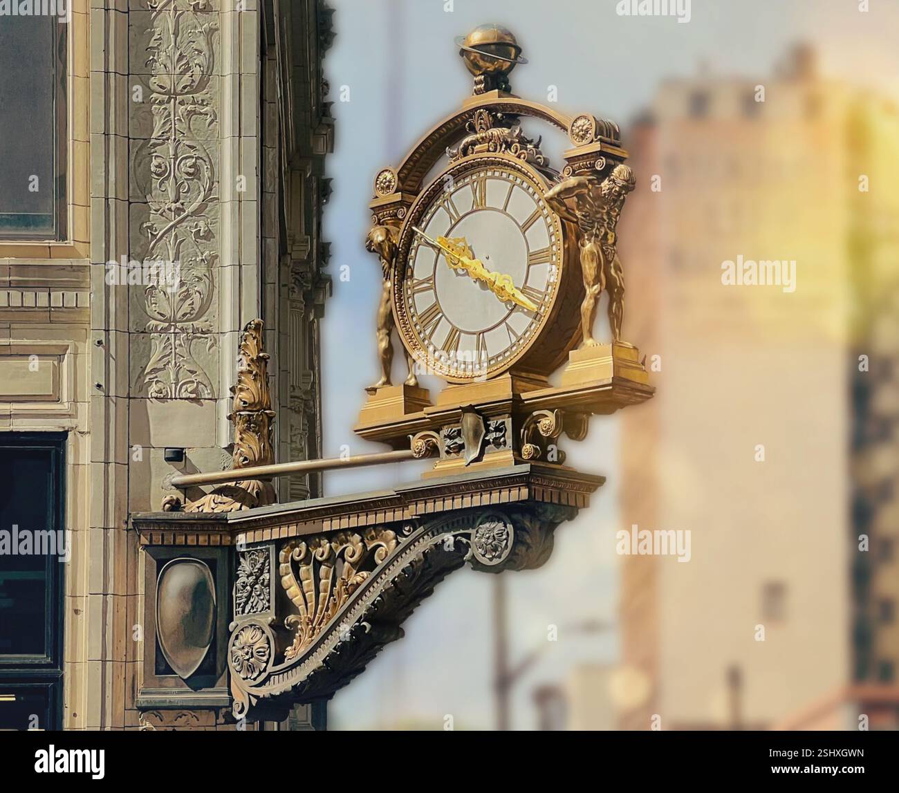 Il vecchio orologio da strada. Kaufmanns Clock, un elegante orologio ornamentale fuori dall'ex edificio dei grandi magazzini Kaufmanns nel centro di Pittsburgh, Pennsylvania, U Foto Stock