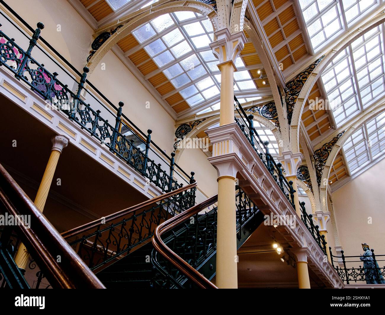 Scale nella Industrial Gallery del Birmingham Museum and Art Gallery nel centro di Birmingham Foto Stock