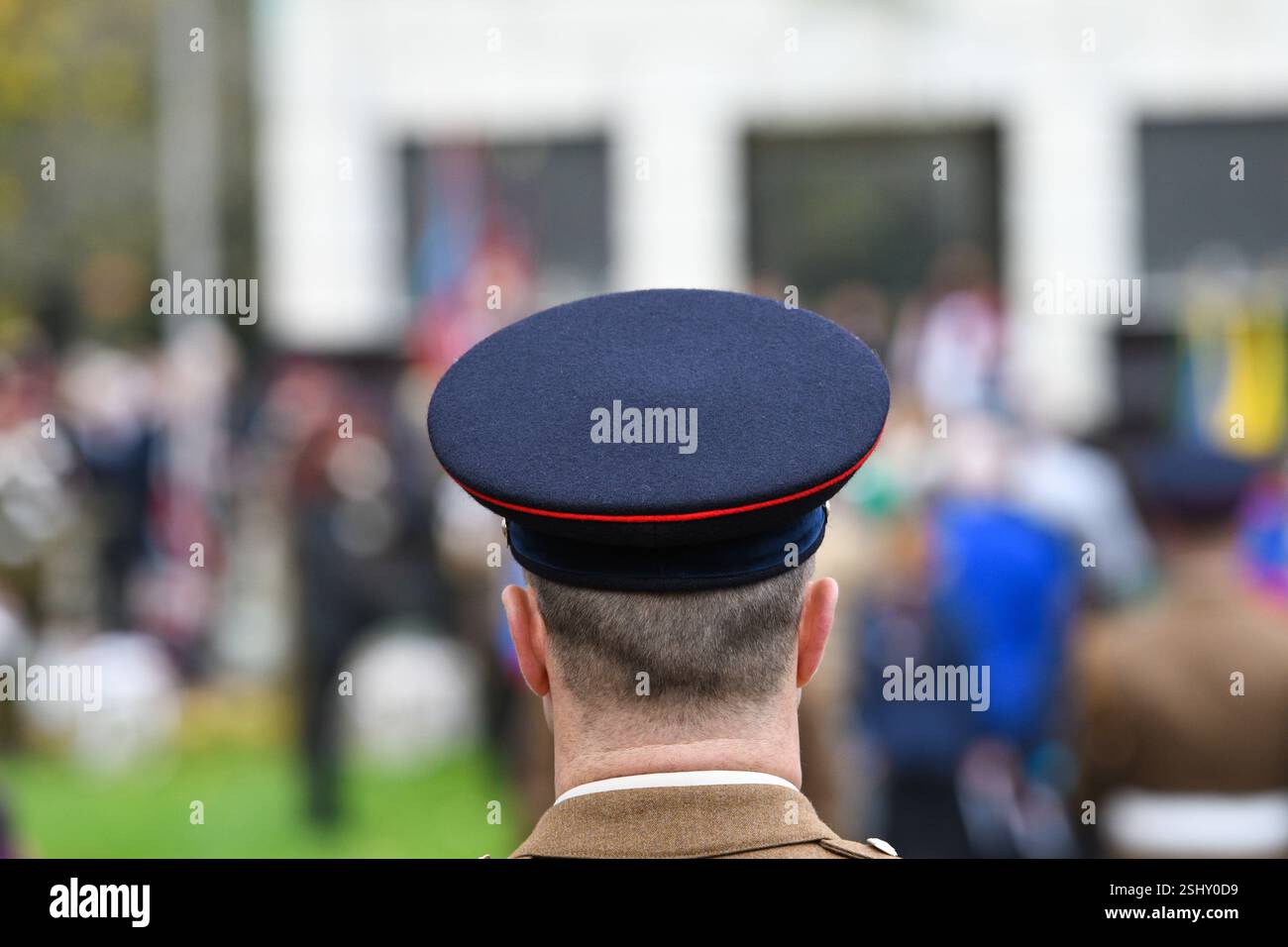 la parte posteriore di una testa e un cappello dei soldati Foto Stock