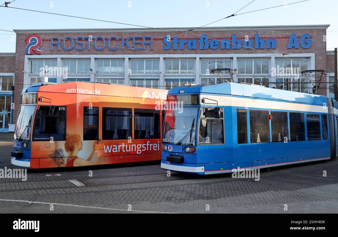 Rostock, Germania. 11 febbraio 2025. I tram presso il deposito di Rostocker Straßenbahn AG RSAG sono fermi durante lo sciopero di avvertimento. Ad eccezione del distretto dei laghi del Meclemburgo, gli autobus e i tram sono rimasti fermi in tutto il Meclemburgo-Vorpommern dal 10.02.2025. Con l'azione di due giorni, il sindacato Verdi vuole aumentare ulteriormente la pressione sui datori di lavoro nei negoziati di contrattazione collettiva. Crediti: Bernd Wüstneck/dpa/Alamy Live News Foto Stock