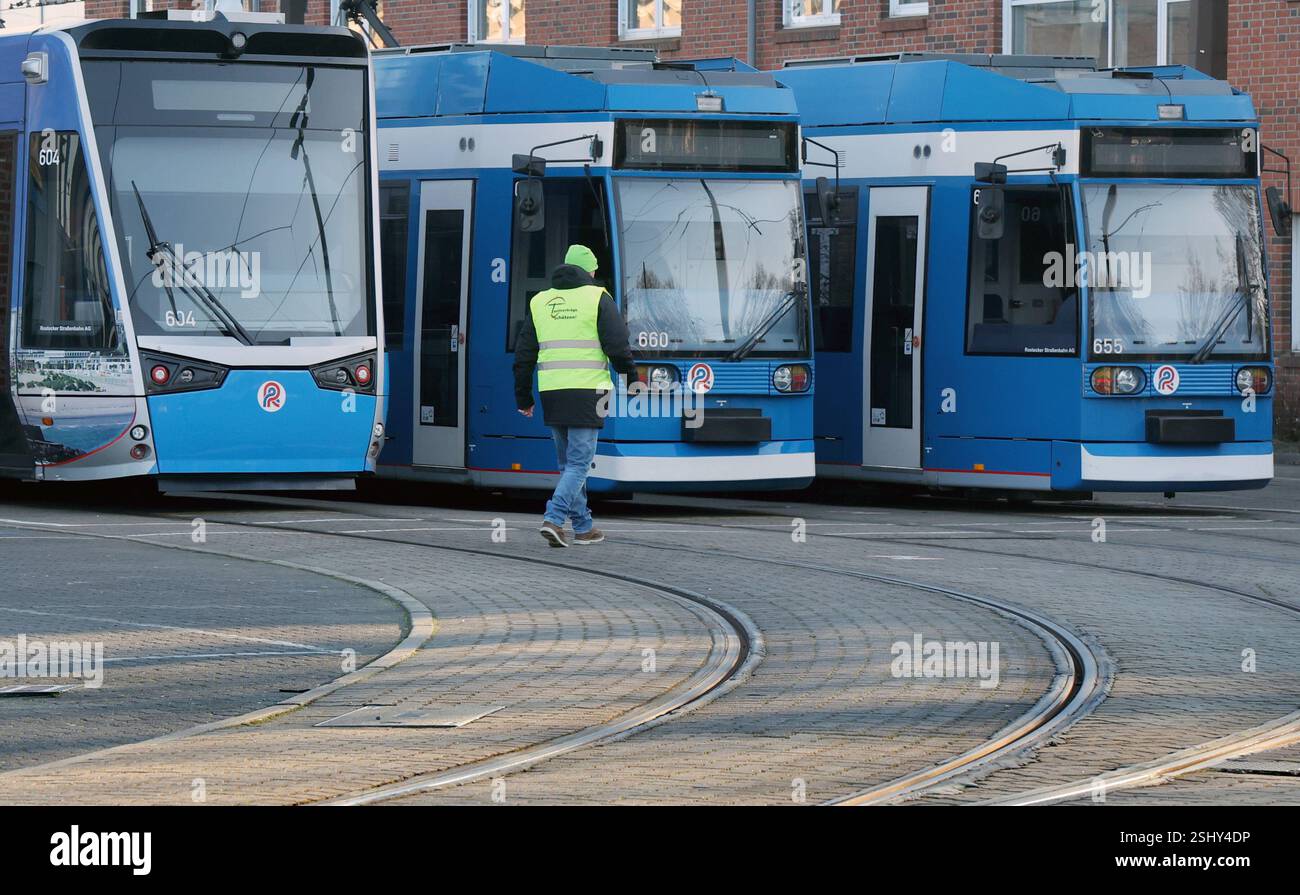 Rostock, Germania. 11 febbraio 2025. I tram presso il deposito di Rostocker Straßenbahn AG RSAG sono fermi durante lo sciopero di avvertimento. Ad eccezione del distretto dei laghi del Meclemburgo, gli autobus e i tram sono rimasti fermi in tutto il Meclemburgo-Vorpommern dal 10.02.2025. Con l'azione di due giorni, il sindacato Verdi vuole aumentare ulteriormente la pressione sui datori di lavoro nei negoziati di contrattazione collettiva. Crediti: Bernd Wüstneck/dpa/Alamy Live News Foto Stock