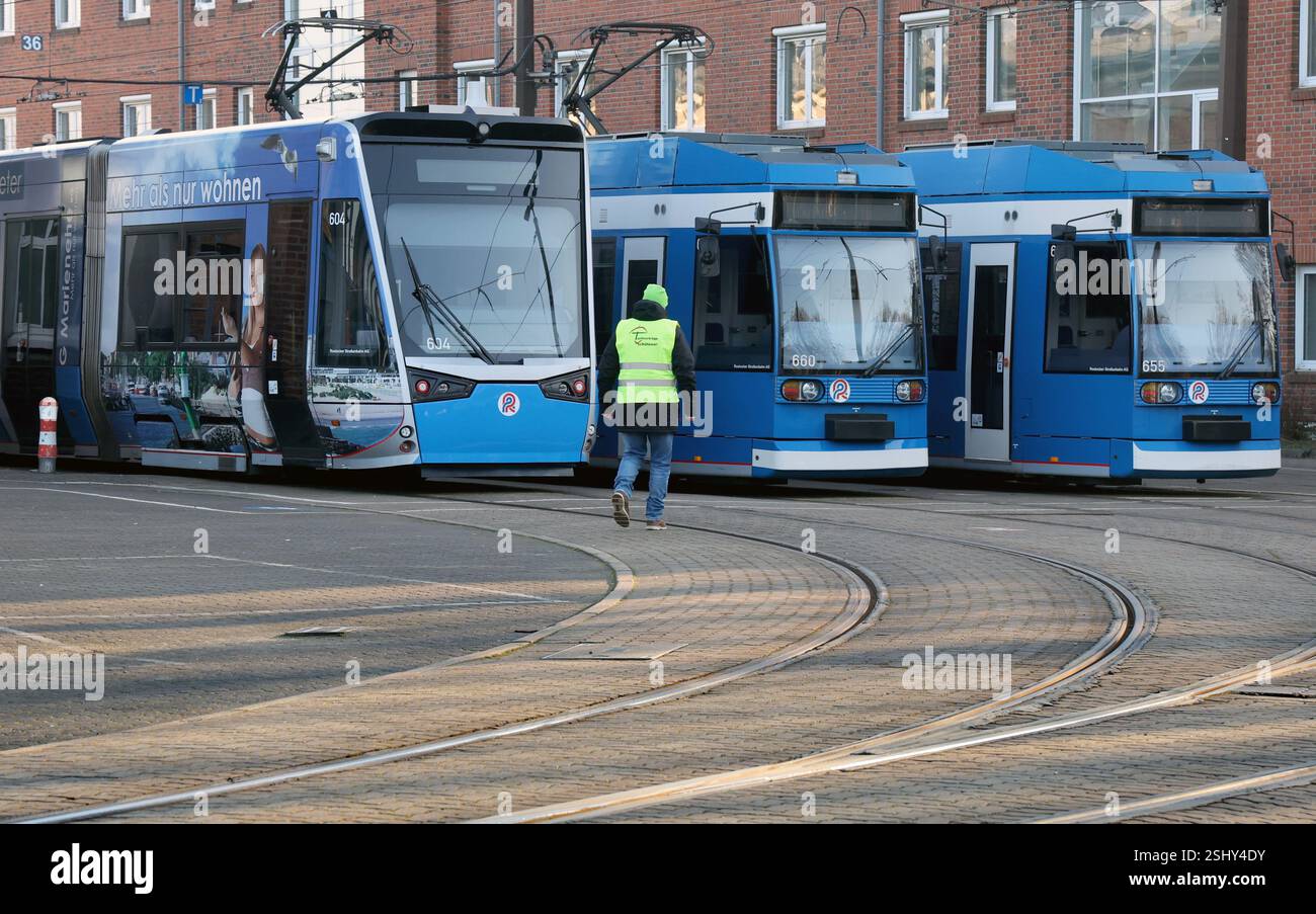 Rostock, Germania. 11 febbraio 2025. I tram presso il deposito di Rostocker Straßenbahn AG RSAG sono fermi durante lo sciopero di avvertimento. Ad eccezione del distretto dei laghi del Meclemburgo, gli autobus e i tram sono rimasti fermi in tutto il Meclemburgo-Vorpommern dal 10.02.2025. Con l'azione di due giorni, il sindacato Verdi vuole aumentare ulteriormente la pressione sui datori di lavoro nei negoziati di contrattazione collettiva. Crediti: Bernd Wüstneck/dpa/Alamy Live News Foto Stock