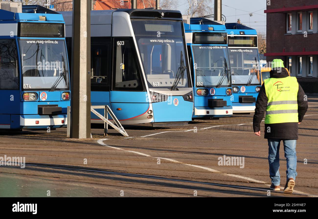 Rostock, Germania. 11 febbraio 2025. I tram presso il deposito di Rostocker Straßenbahn AG RSAG sono fermi durante lo sciopero di avvertimento. Ad eccezione del distretto dei laghi del Meclemburgo, gli autobus e i tram sono rimasti fermi in tutto il Meclemburgo-Vorpommern dal 10.02.2025. Con l'azione di due giorni, il sindacato Verdi vuole aumentare ulteriormente la pressione sui datori di lavoro nei negoziati di contrattazione collettiva. Crediti: Bernd Wüstneck/dpa/Alamy Live News Foto Stock