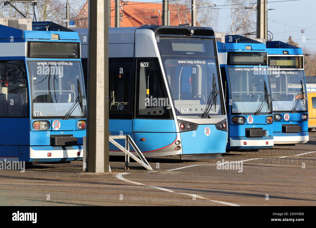 Rostock, Germania. 11 febbraio 2025. I tram presso il deposito di Rostocker Straßenbahn AG RSAG sono fermi durante lo sciopero di avvertimento. Ad eccezione del distretto dei laghi del Meclemburgo, gli autobus e i tram sono rimasti fermi in tutto il Meclemburgo-Vorpommern dal 10.02.2025. Con l'azione di due giorni, il sindacato Verdi vuole aumentare ulteriormente la pressione sui datori di lavoro nei negoziati di contrattazione collettiva. Crediti: Bernd Wüstneck/dpa/Alamy Live News Foto Stock