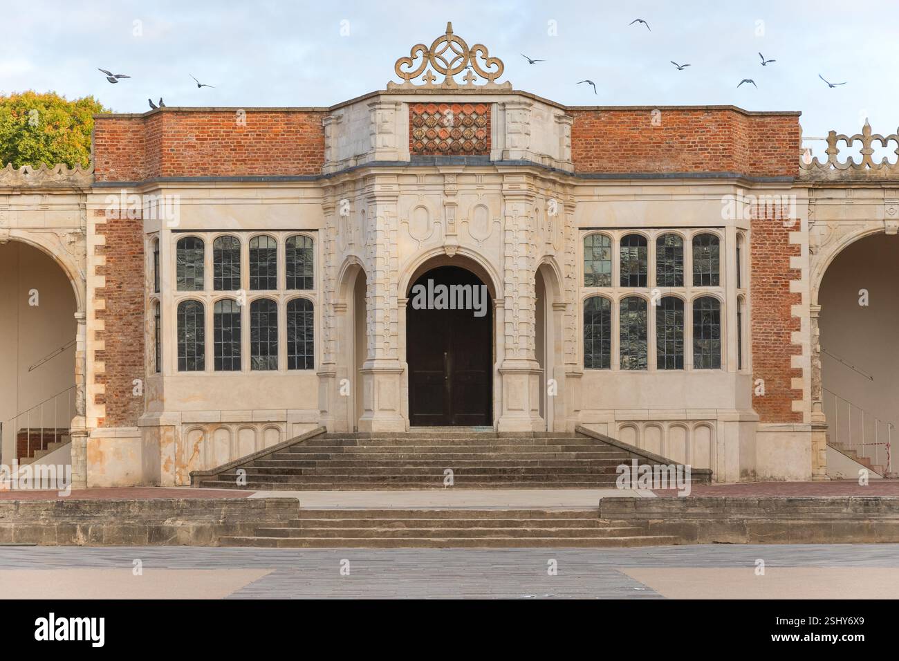 Di fronte all'Holland House, casa in stile giacobino, all'Holland Park di Londra Foto Stock