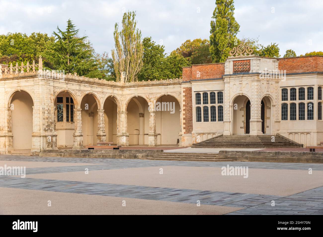 Resti di Holland House, casa in stile giacobino, in Holland Park a Londra Foto Stock