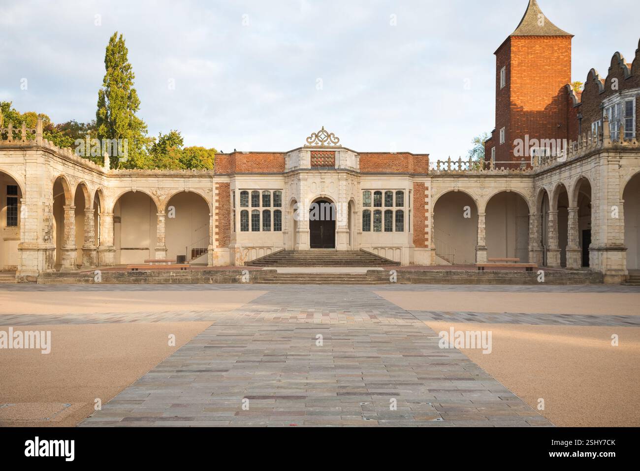 Resti di Holland House, casa in stile giacobino, in Holland Park a Londra Foto Stock