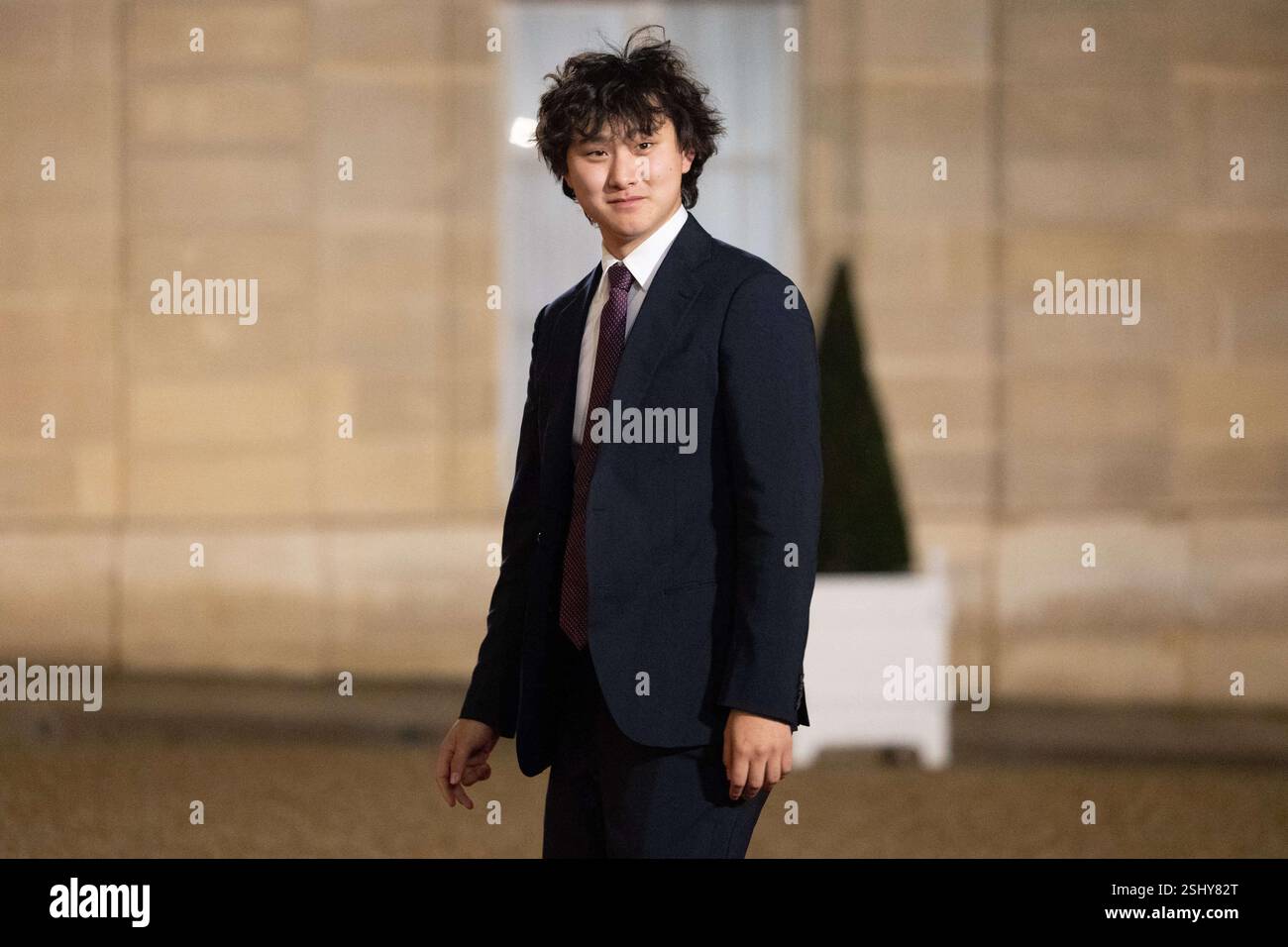 CEO di Scale ai, Alexander Wang che arriva per partecipare a una cena di Stato con leader mondiali e uomini d'affari a margine del vertice d'azione sull'intelligenza artificiale (ai), presso il palazzo Elysee, a Parigi, il 10 febbraio 2025. Foto di Raphael Lafargue/ABACAPRESS. COM Foto Stock