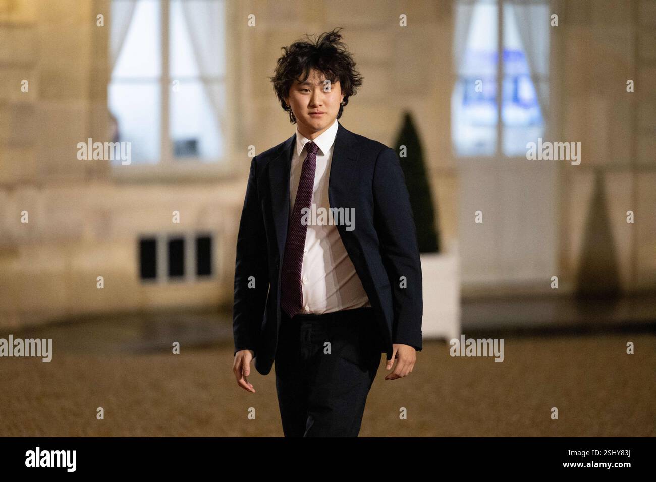 CEO di Scale ai, Alexander Wang che arriva per partecipare a una cena di Stato con leader mondiali e uomini d'affari a margine del vertice d'azione sull'intelligenza artificiale (ai), presso il palazzo Elysee, a Parigi, il 10 febbraio 2025. Foto di Raphael Lafargue/ABACAPRESS. COM Foto Stock