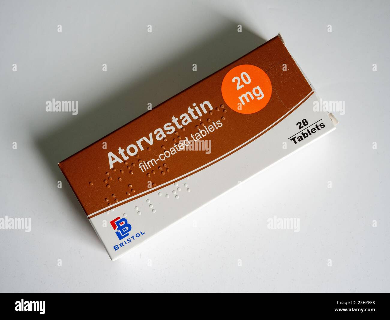 Foto di una scatola di 20 mg compresse di atorvastatina, un farmaco di statina usato per prevenire le malattie cardiovascolari in quelli ad alto rischio. Foto Stock
