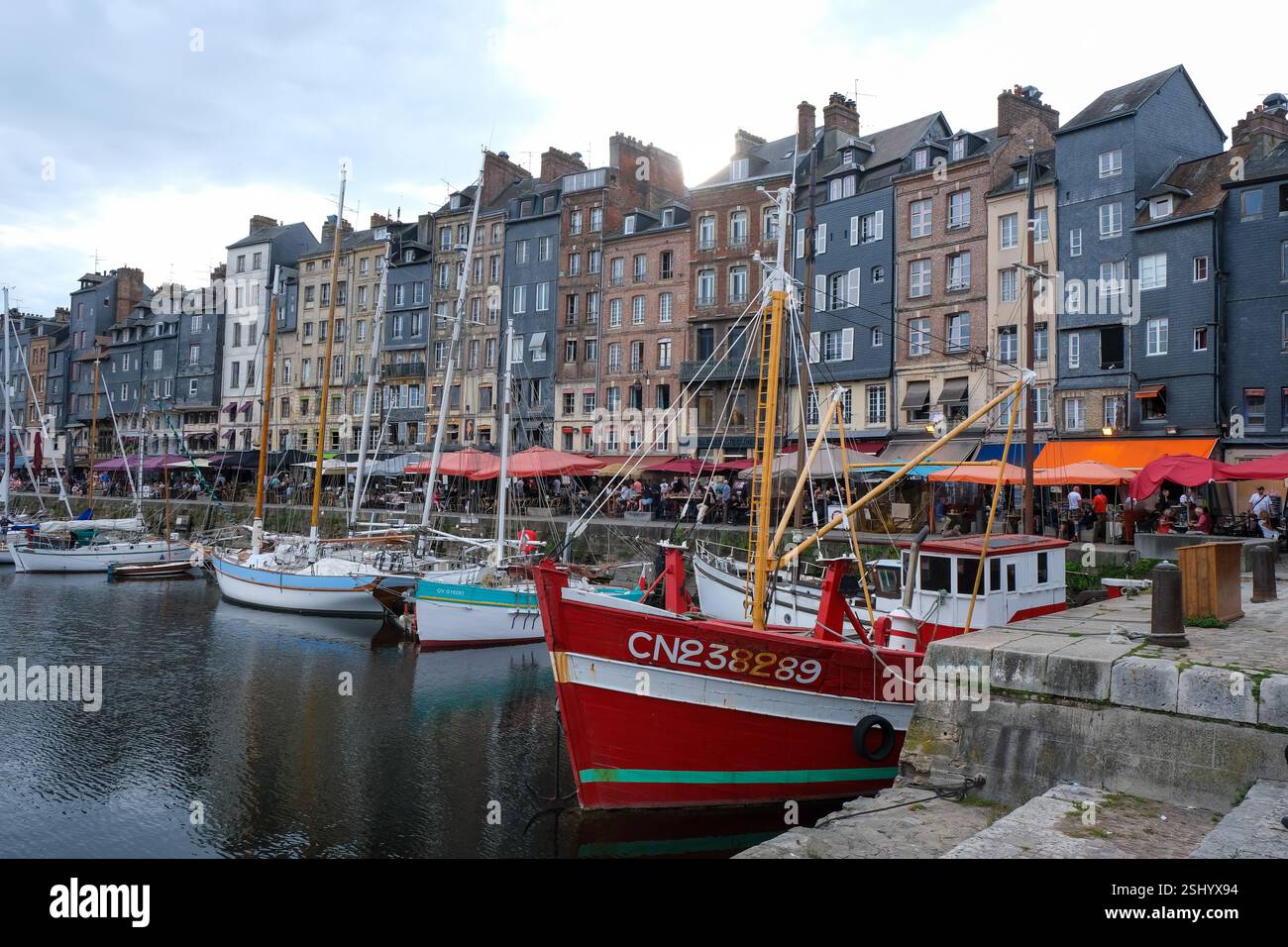 Honfleur, Normandia, Francia - barche sul Quai Sainte-Catherine nel vecchio porto, Vieux Bassin, nella pittoresca cittadina portuale di Honfleur al m Foto Stock