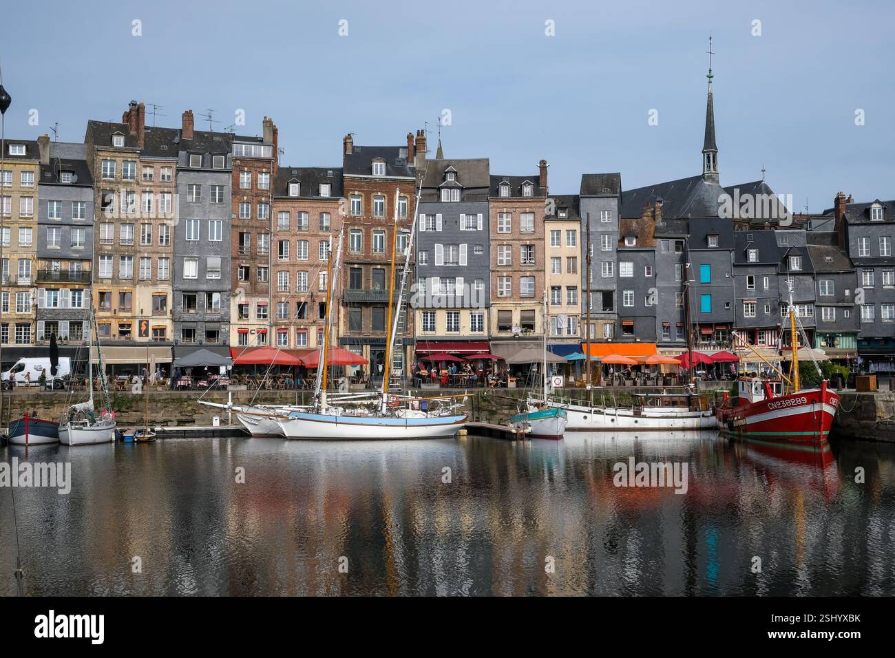 Honfleur, Normandia, Francia - barche sul Quai Sainte-Catherine nel vecchio porto, Vieux Bassin, nella pittoresca cittadina portuale di Honfleur al m Foto Stock