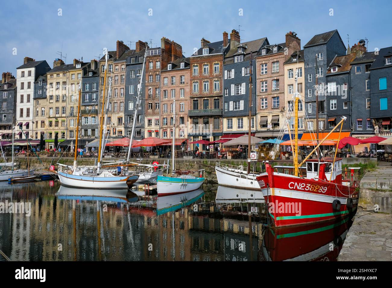 Honfleur, Normandia, Francia - barche sul Quai Sainte-Catherine nel vecchio porto, Vieux Bassin, nella pittoresca cittadina portuale di Honfleur al m Foto Stock