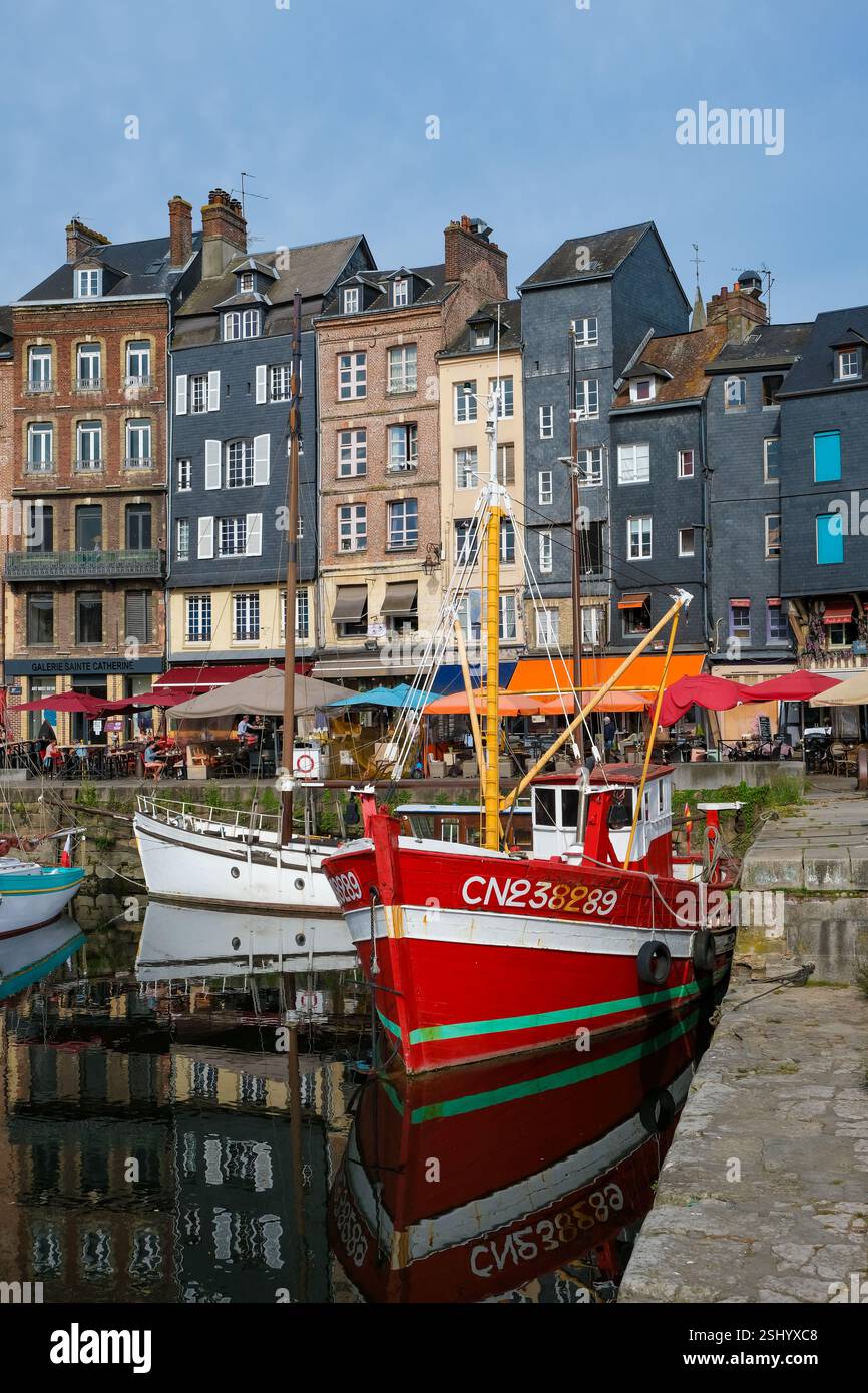Honfleur, Normandia, Francia - barche sul Quai Sainte-Catherine nel vecchio porto, Vieux Bassin, nella pittoresca cittadina portuale di Honfleur al m Foto Stock