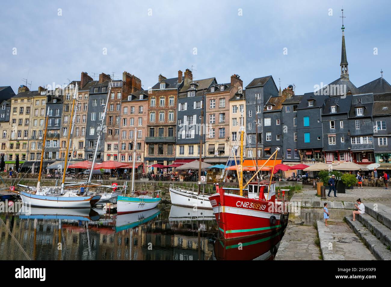 Honfleur, Normandia, Francia - barche sul Quai Sainte-Catherine nel vecchio porto, Vieux Bassin, nella pittoresca cittadina portuale di Honfleur al m Foto Stock
