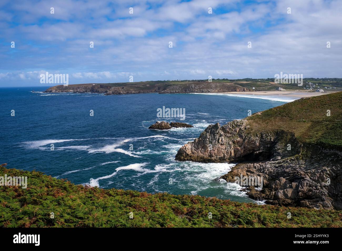 Plogoff, Bretagna, Francia - sentiero escursionistico da Pointe du Raz a Pointe du Van, dietro la baia con la spiaggia sabbiosa Plage de la Baie des Trépassés, il Foto Stock